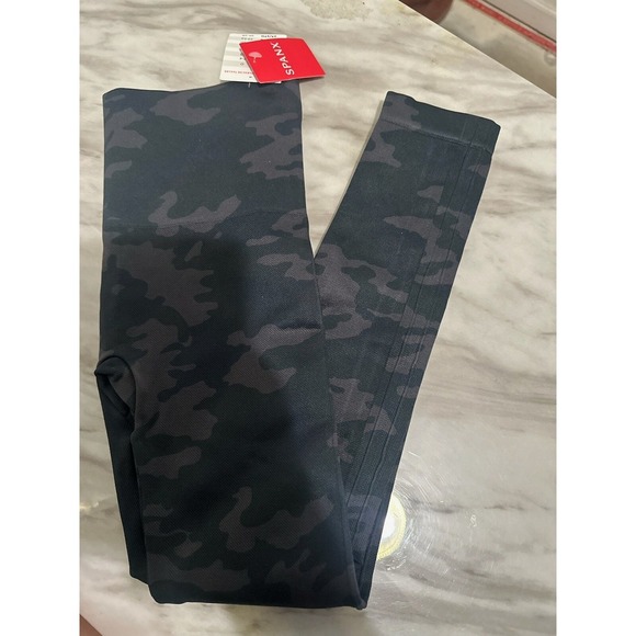 Spanx Leggings Black Camo Size Medium - Picture 6 of 7